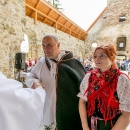 Starosta obce Zázrivá JUDr. Matúš Mních a kultúrna referentka Mgr. Milota Papalová prinášajú pred oltár víno. 