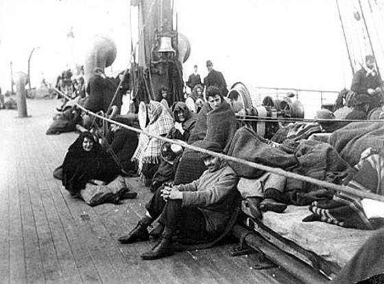 Vysťahovalci na palube parníka.  Rok 1892